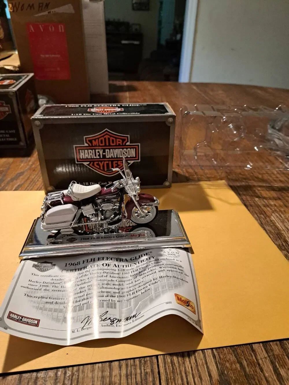 Vintage 2003 Harley Davidson Maisto Avon 68 FLH Electra Glide Diecast Motorcycle
